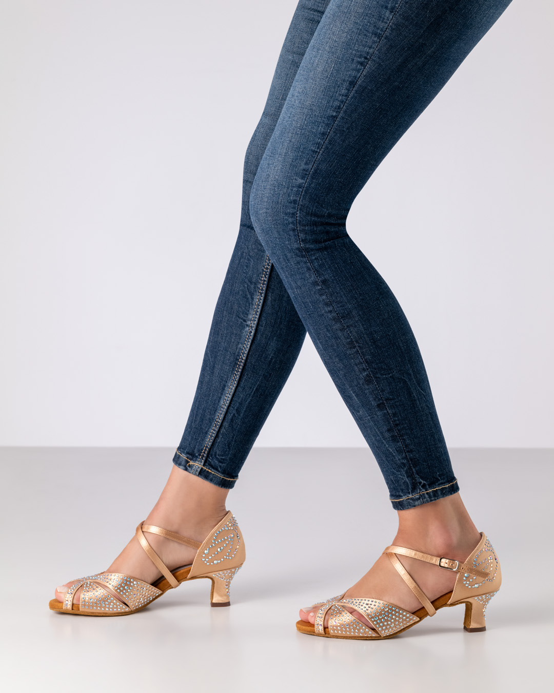 Tanzssandale für Lateintänze von Anna Kern mit 5cm Flare Absatz und Strassteinchen in bronzefarbenem Satin