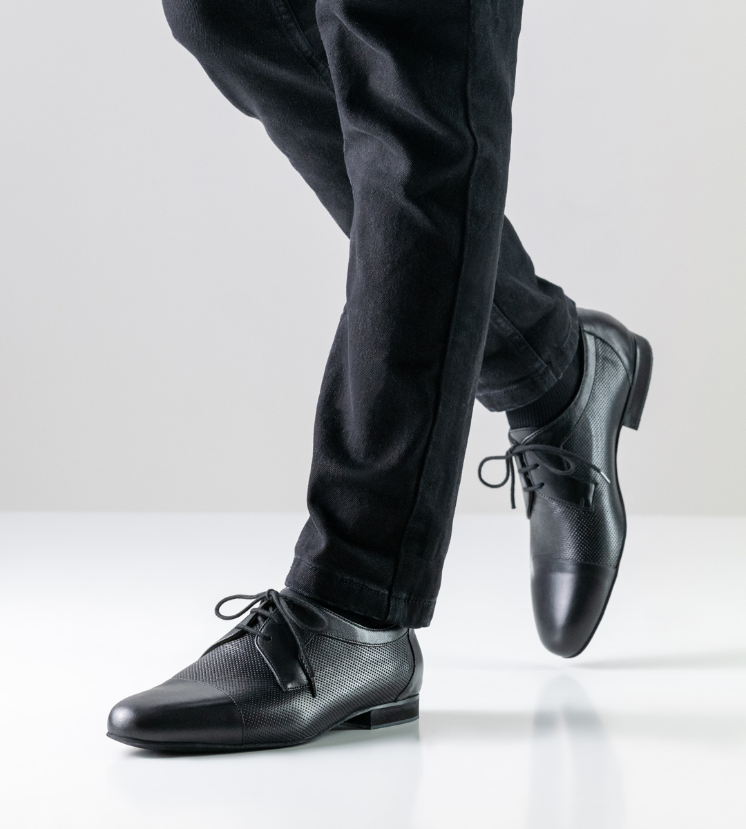 Men's dance shoe in black to lace up in combination with black trousers
