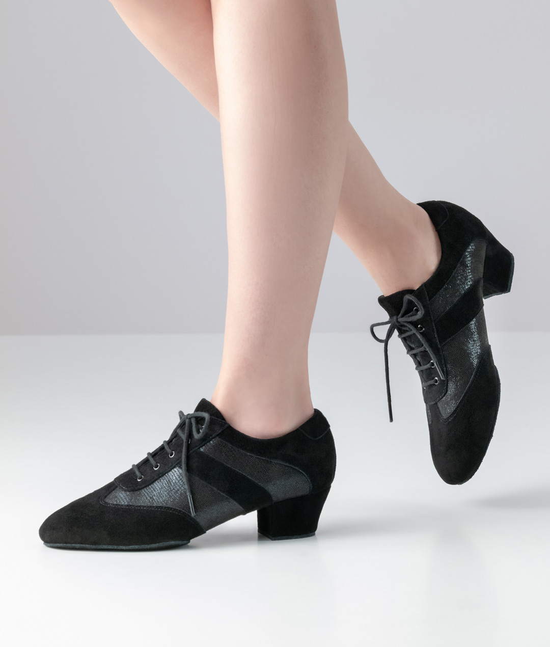 Black training dance sneaker with split sole and 3.5 cm heel made of shiny leather by Anna Kern.