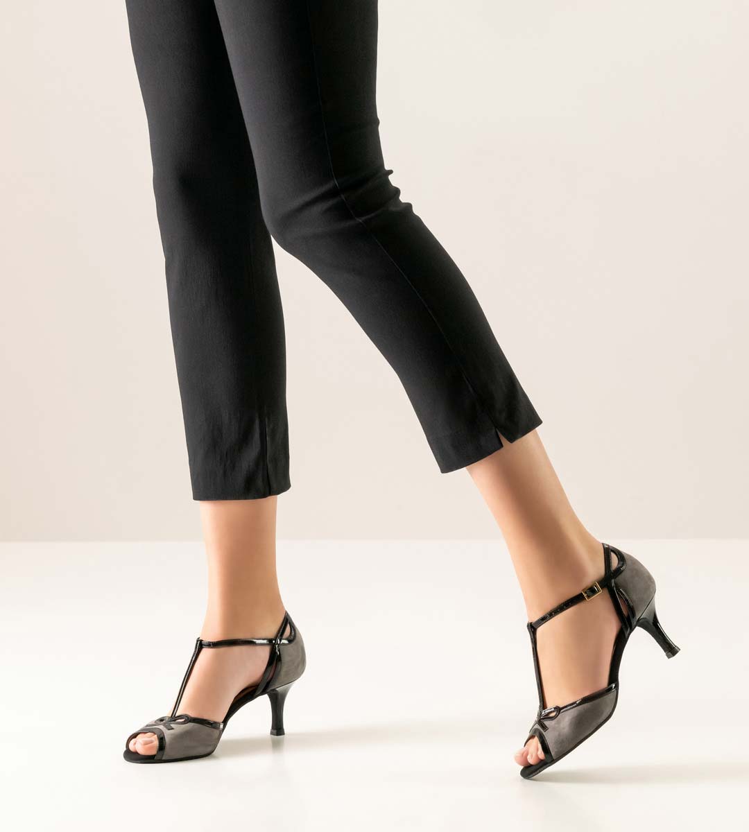 Open Nueva Epoca ladies' dance shoe for tango in combination with black trousers