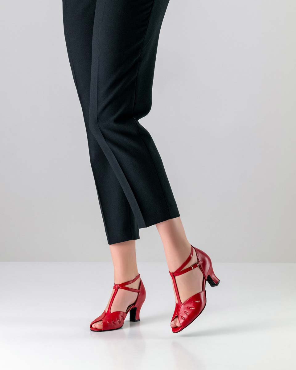 Lindsay 6 cm high ladies' dance shoe with T-bar in leather in combination with black trousers