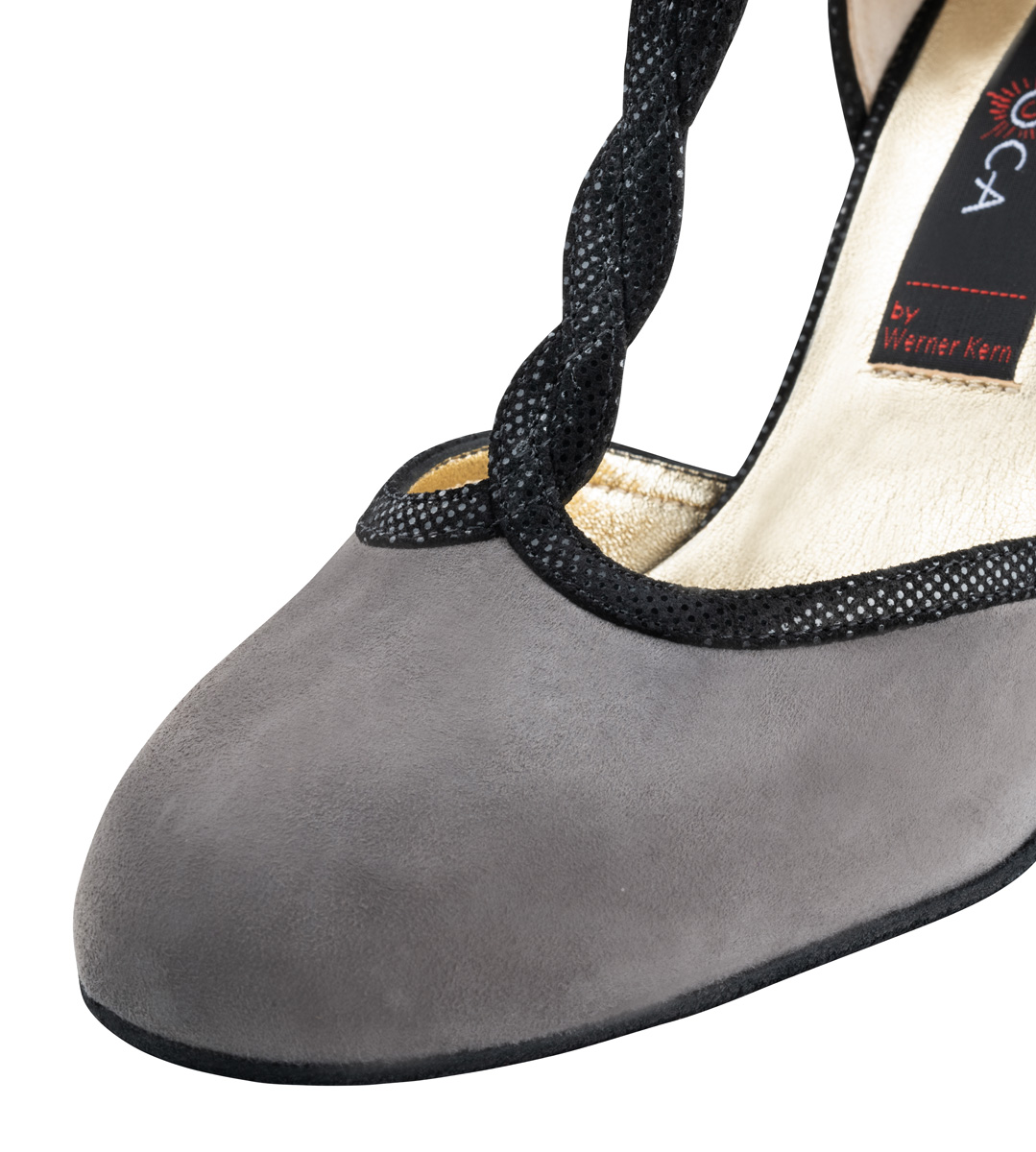 Detail view from the front of the Nueva Epoca ladies dance shoe in grey
