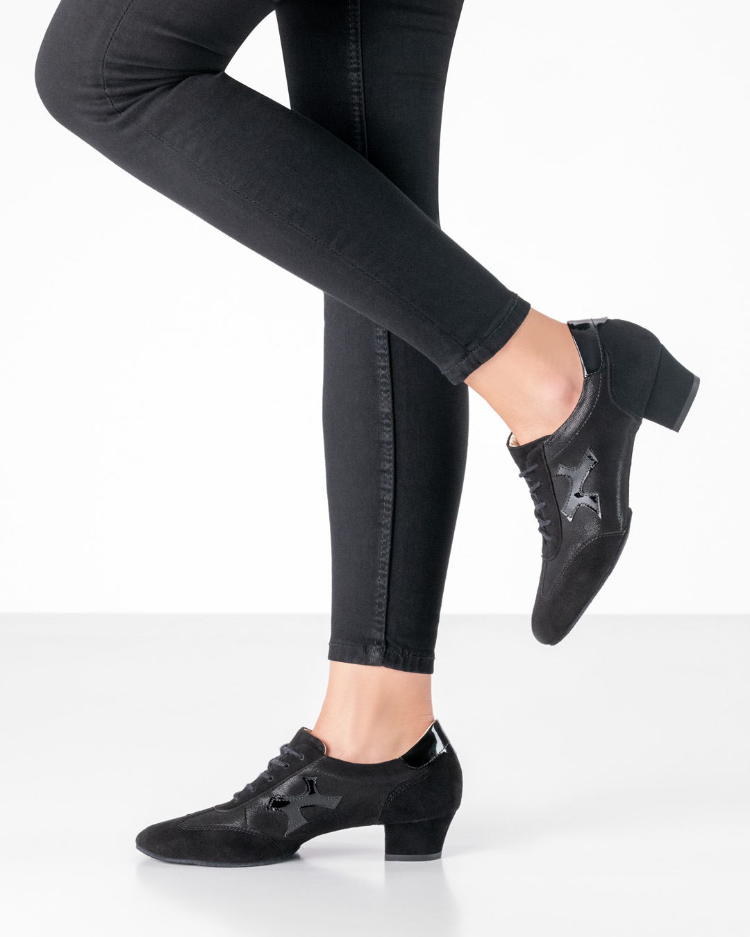 Bruni training dance trainers in black with low heels, laces and split soles