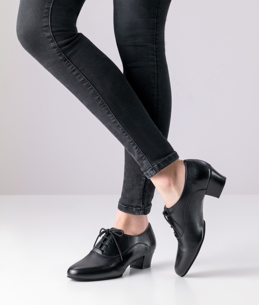 Closed, elegant training dance shoe made of black deerskin with a split sole and 3.5 cm heel by Werner Kern.