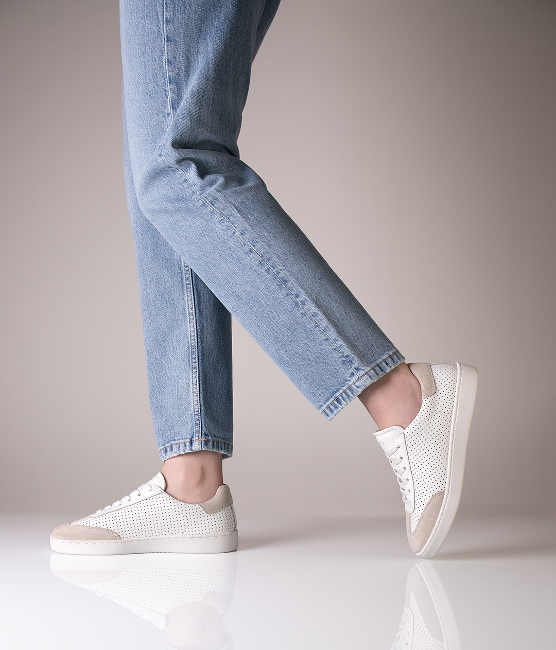 Sneaker 7020 Ultralight dance sneaker 7020 for women made of white nappa leather with a white PU sole and removable insole.