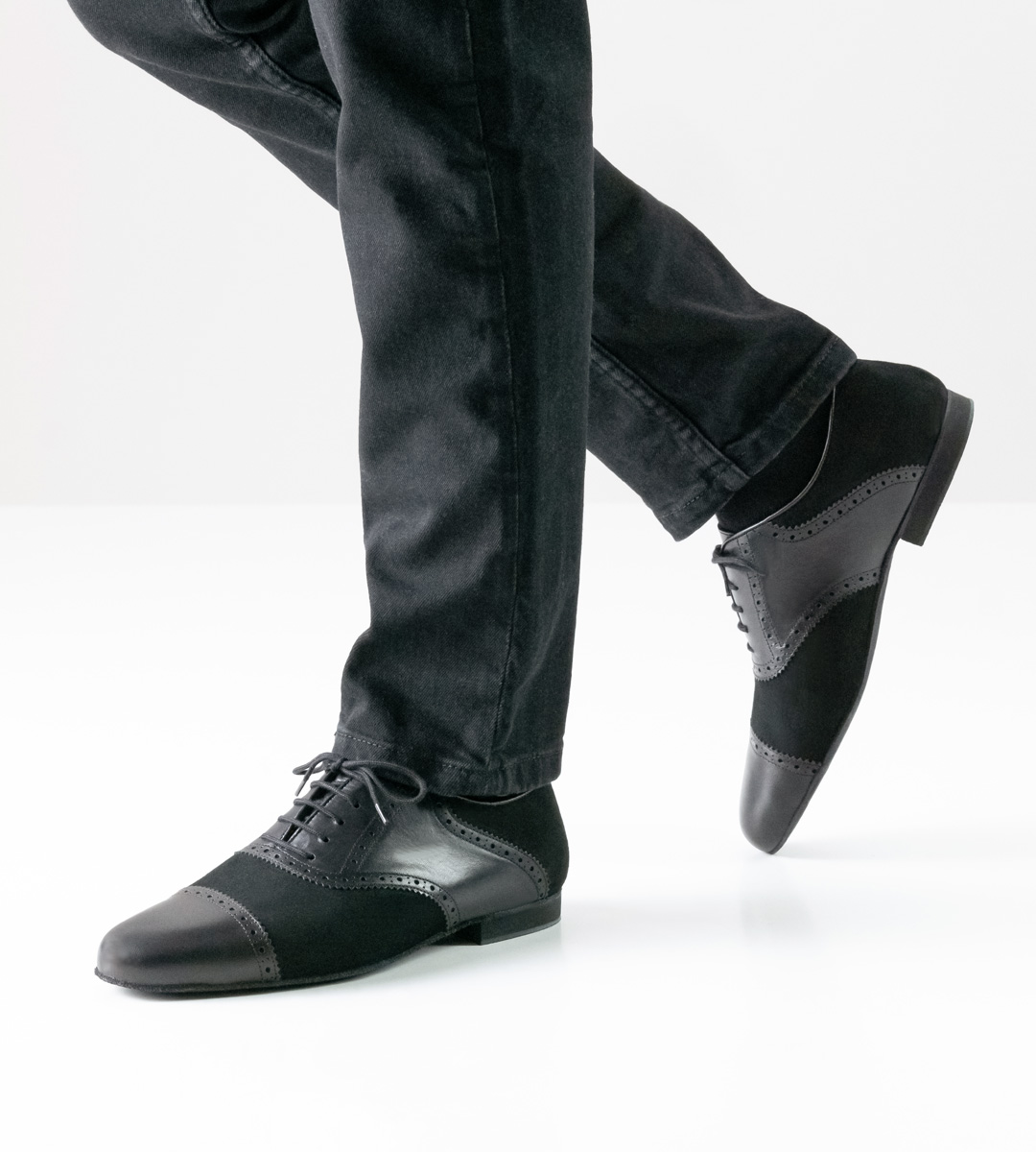 Jeans in black in combination with black men's dance shoe in suede and leather