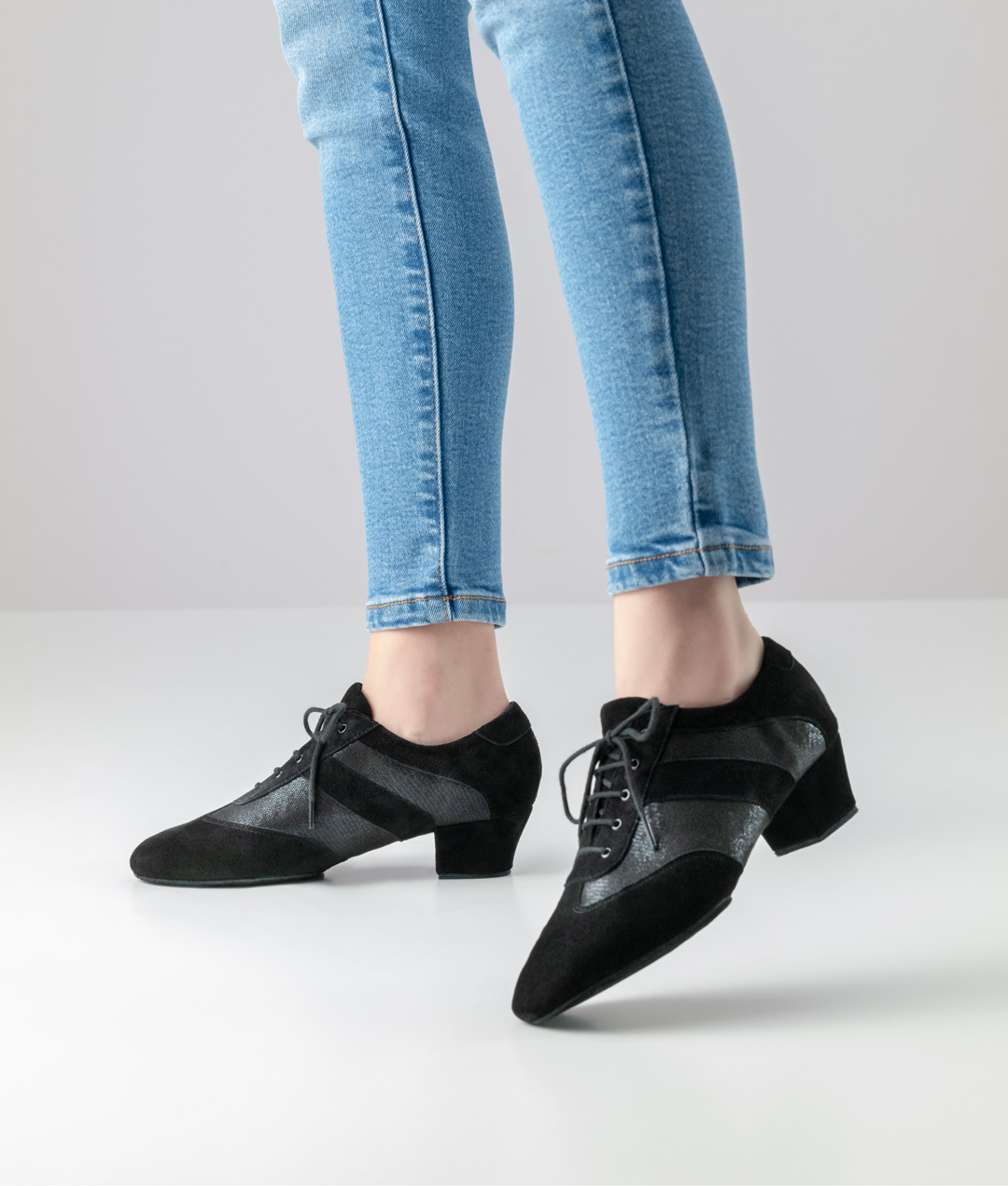 Dance sneakers with a small block heel and split sole by Anna Kern in shiny black leather with a split sole and 3.5 cm heel.