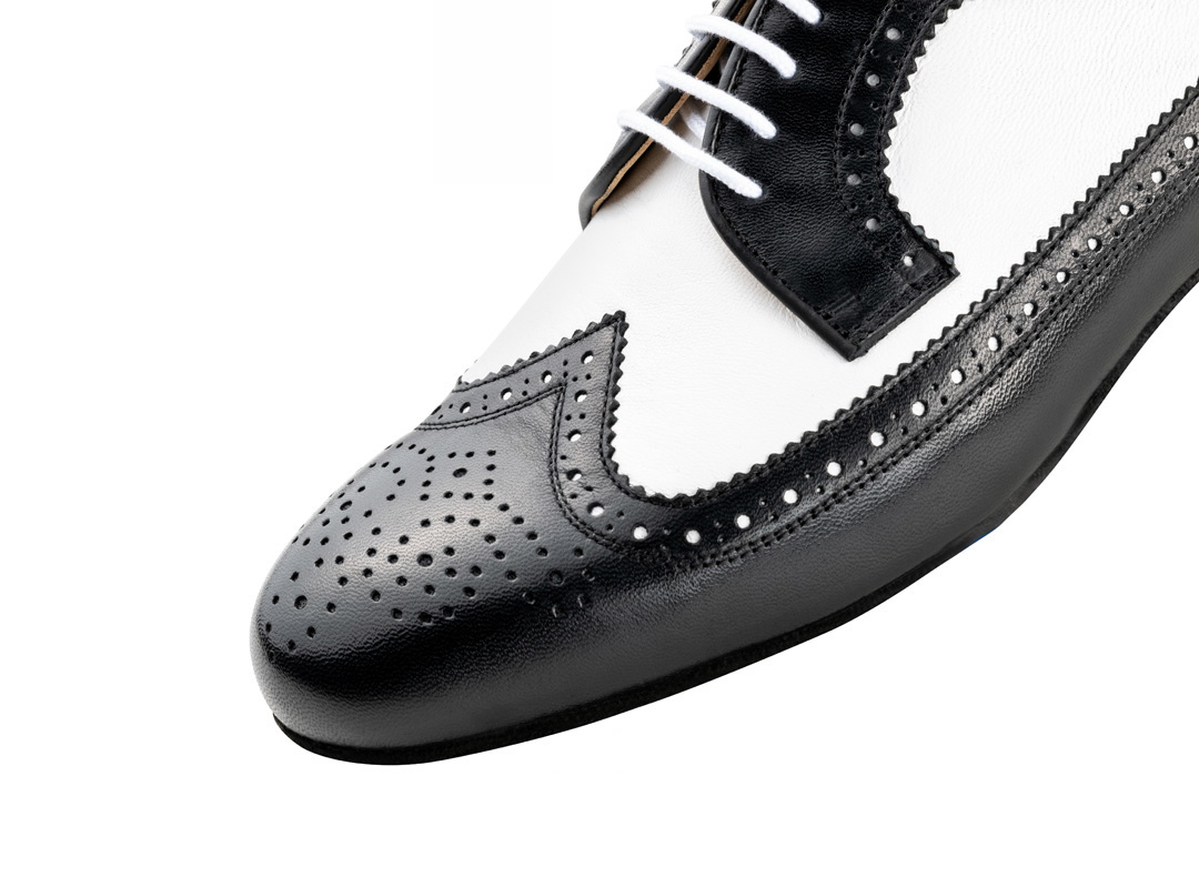 Detail of the black and white Nueva Epoca men's dance shoe