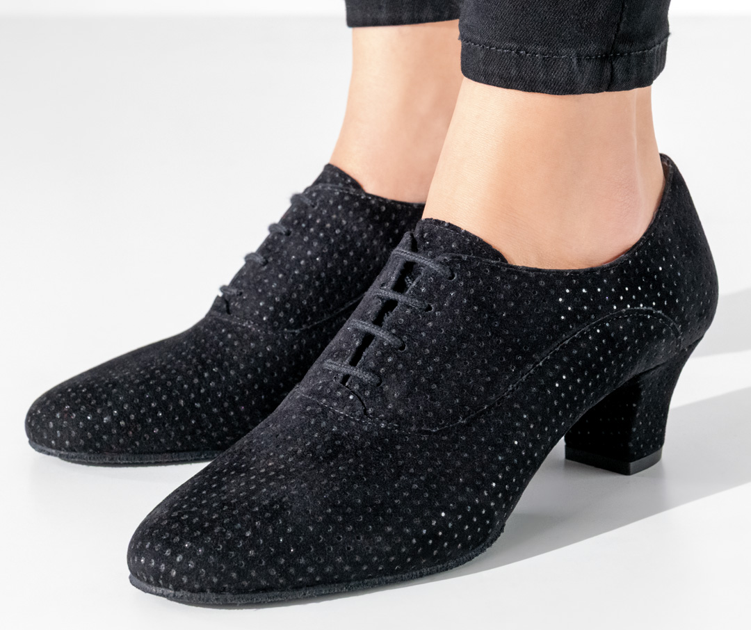 Close-up von Runa-einem Werner Kern Trainingstanzschuh aus weichem Velourleder und geteilter Sohle