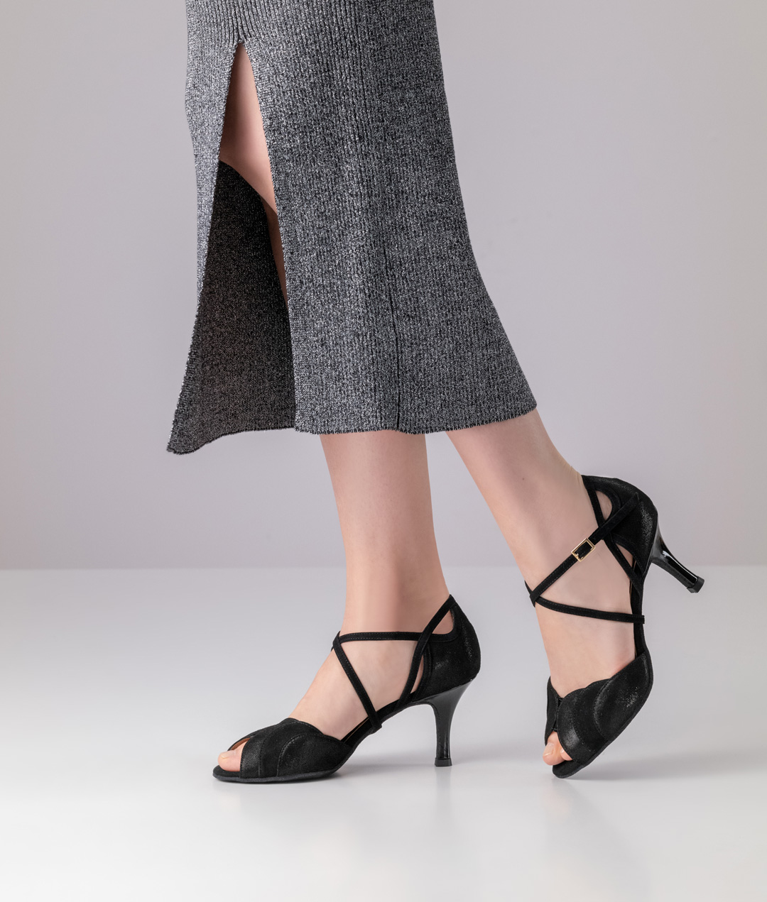 Cuddly, open dance shoes made of shiny suede from Nueva Epoca with a 6 cm heel in black patent.