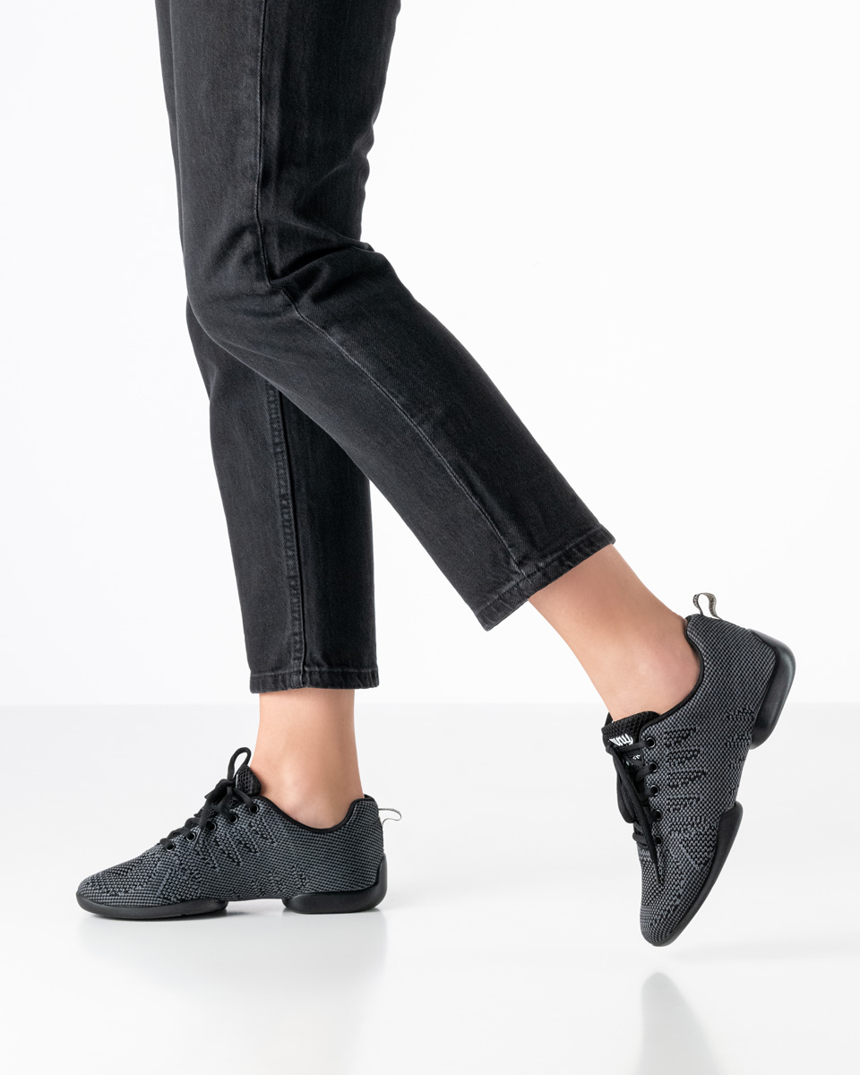 Sneaker 150 in grey black Sneaker in grey black knitting material with a 5-hole lacing system