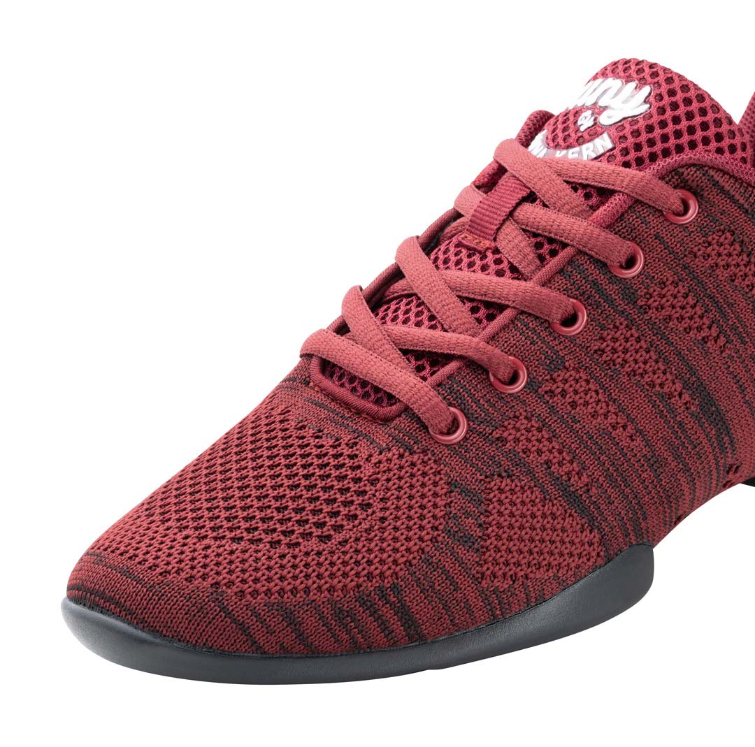 4035 View in detail of the 5-hole lacing of the men's dance sneaker from Suny