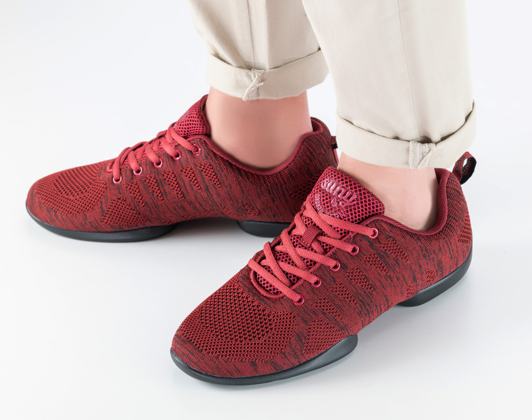4035 View in detail of the 5-hole lacing of the men's dance sneaker from Suny