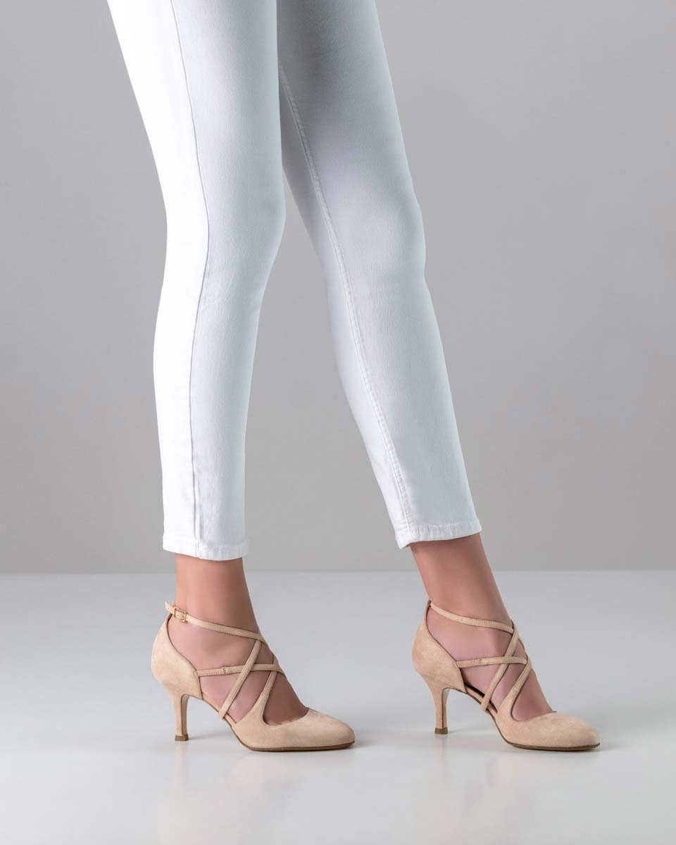 Valeria 7 cm high bridal shoe by Nueva Epoca in combination with white trousers