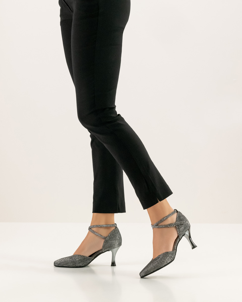 6.5 cm women's dance shoe by Werner Kern in combination with black trousers