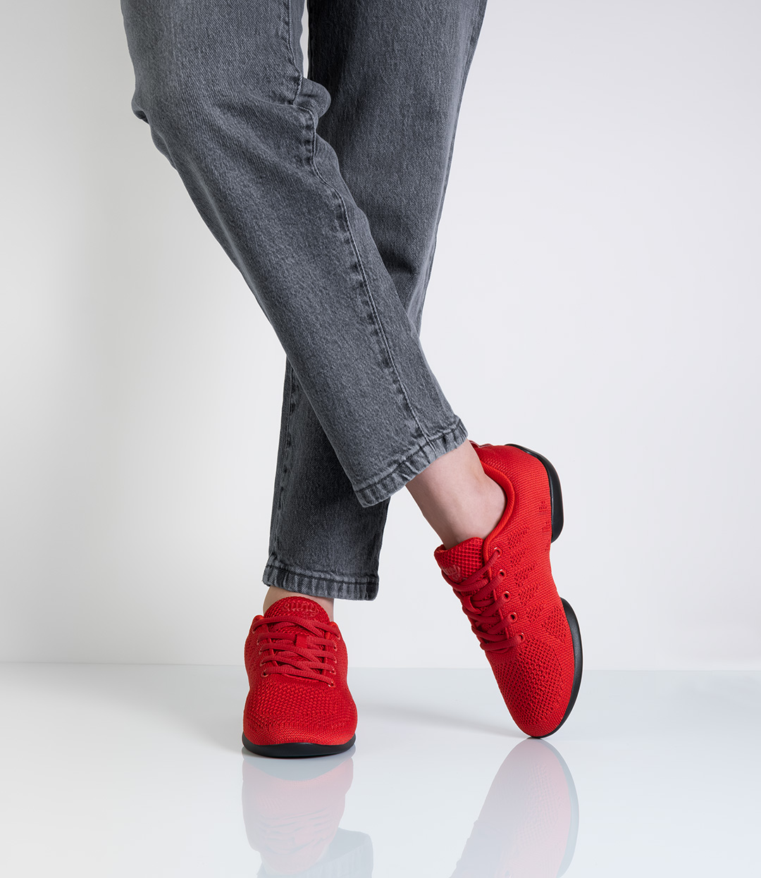 Women's dance sneakers in red with split soles for dance training