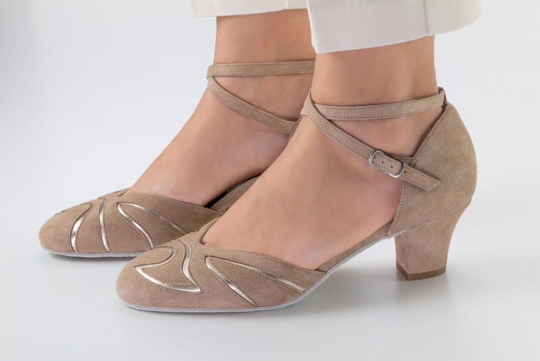 Beiger Werner Kern dance shoes with gold inlay details and a 4.5 cm heel, worn with white trousers