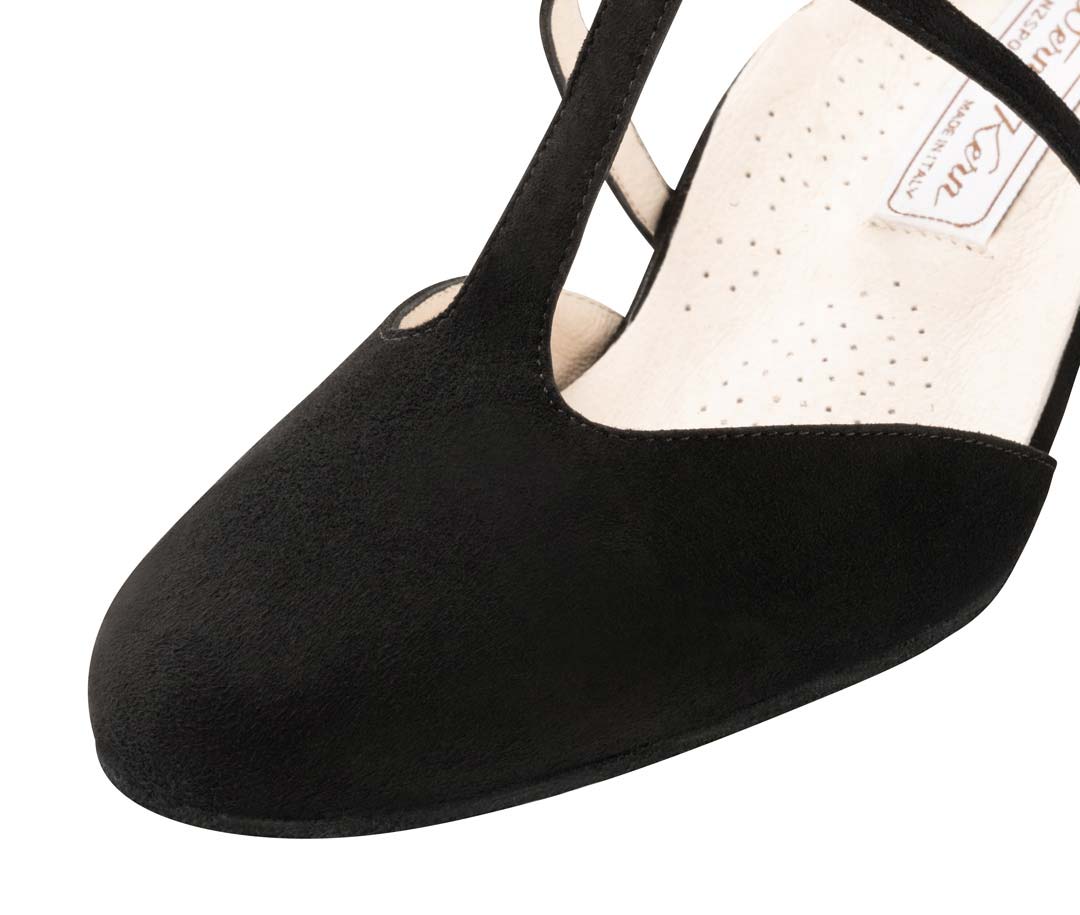 Merle Werner Kern women's dance shoe with detailed view of the bridge