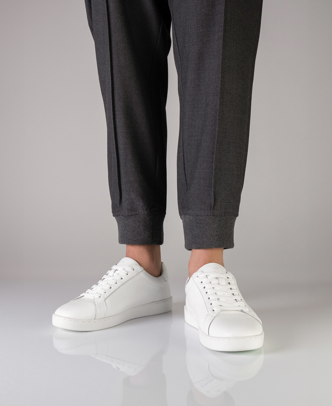 Feather-light dance sneaker for men with full-length PU sole