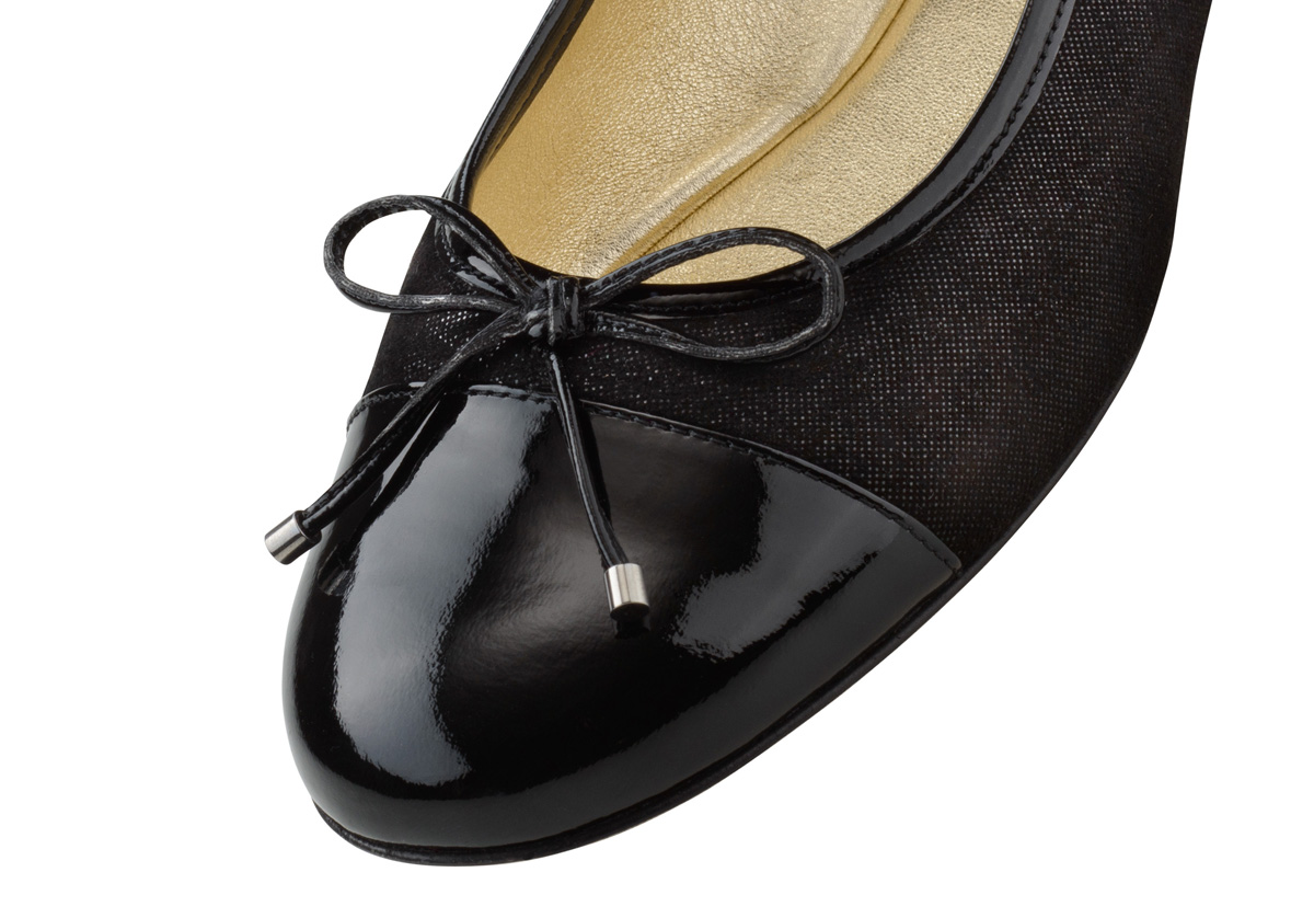 Ballerina with toe cap in patent leather and black glossy suede.