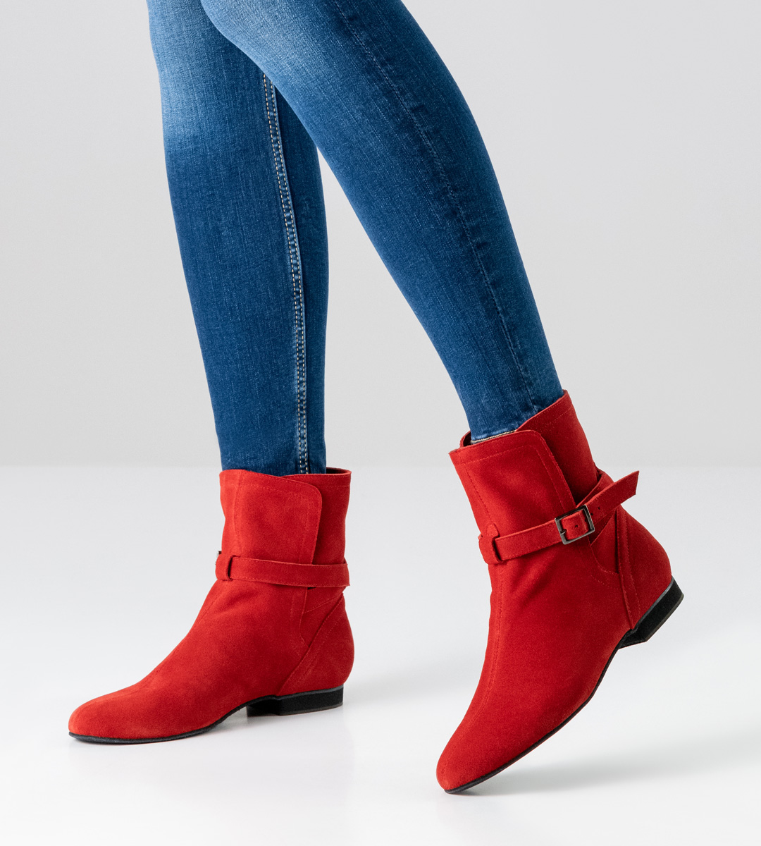Linedance dance boots with 1.5 cm high heel in combination with blue jeans