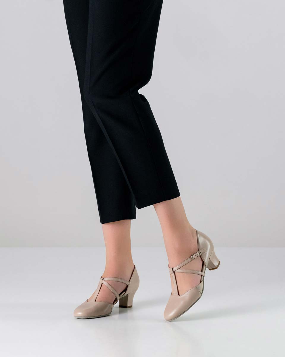 Naia Werner Kern women's dance shoe in beige leather combined with black trousers