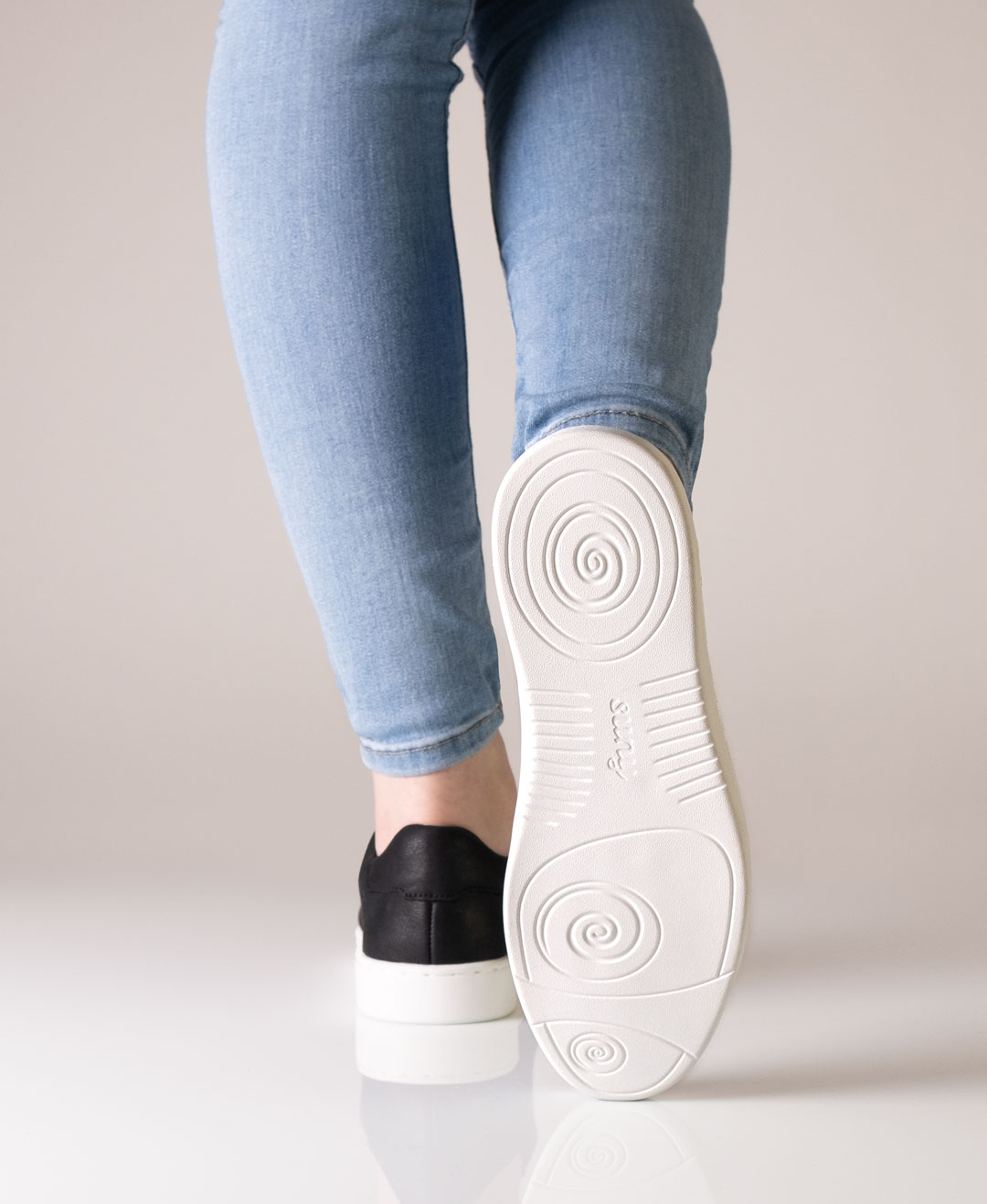 Black dance sneaker for women for dancing on all floors