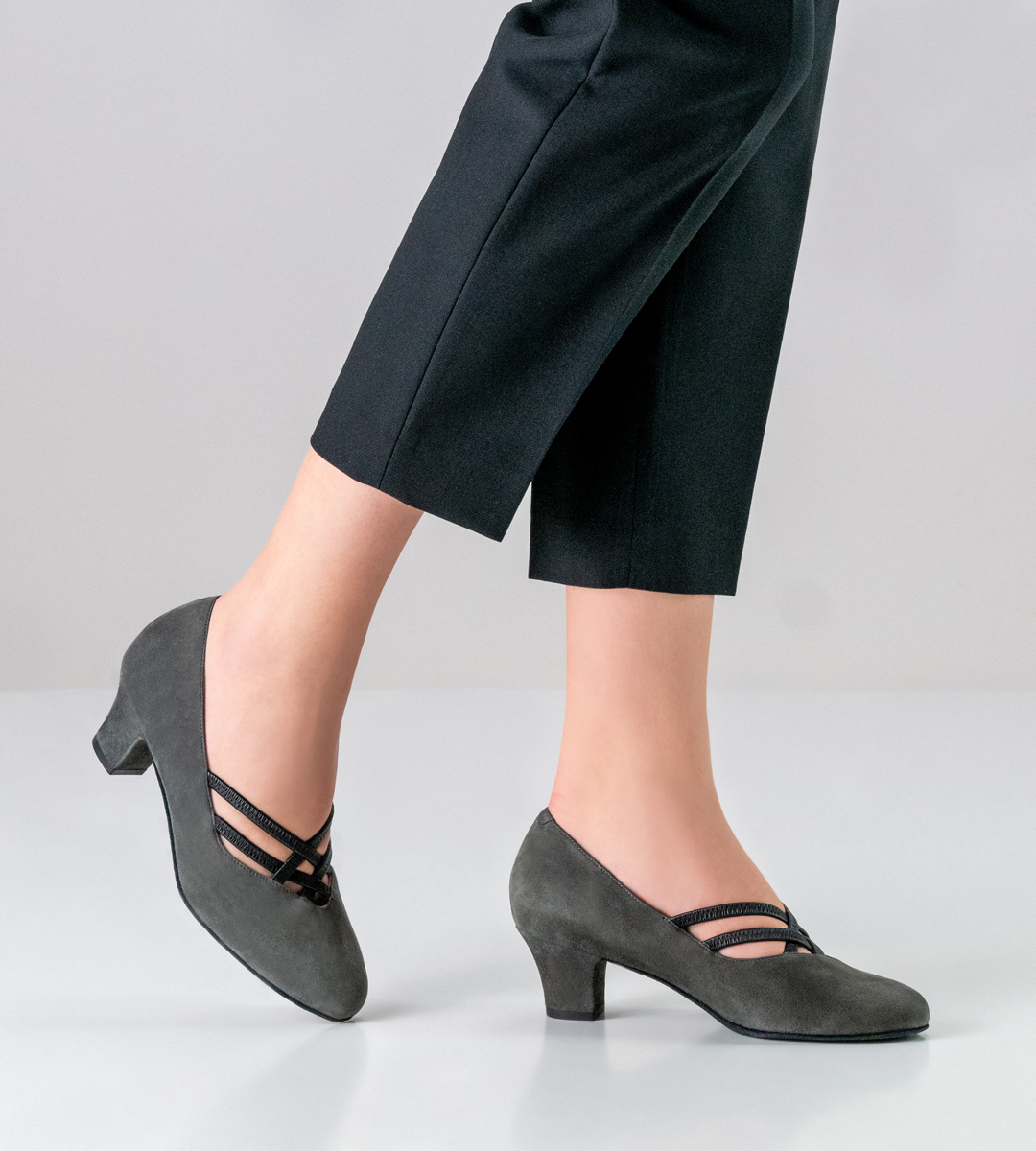 Black trousers in combination with 4.5 cm high Werner Kern ladies' dance shoe