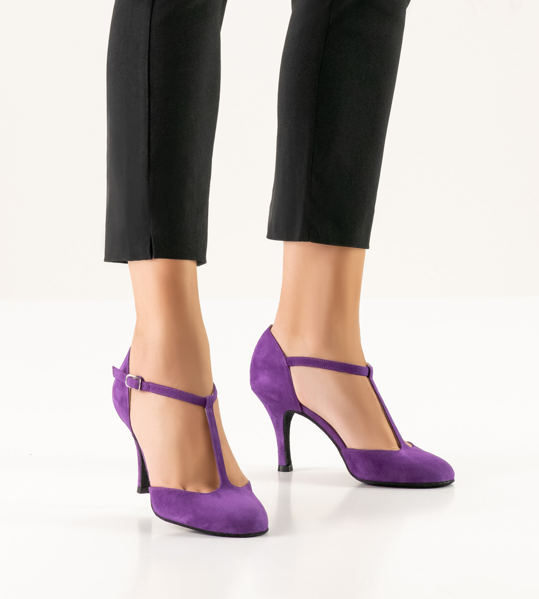 Ladies' closed dance shoe by Nueva Epoca in combination with black trousers