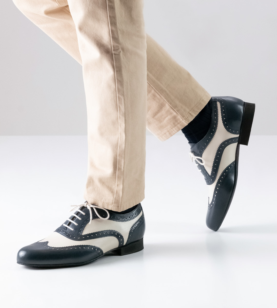 beige trousers in combination with 2.5 cm high Nueva Epoca men's dance shoe in blue-beige