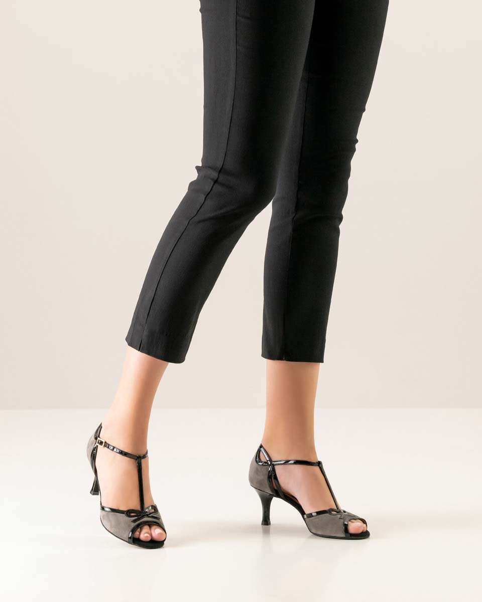 Black trousers in combination with ladies' dance shoes by Nueva Epoca in suede and patent leather