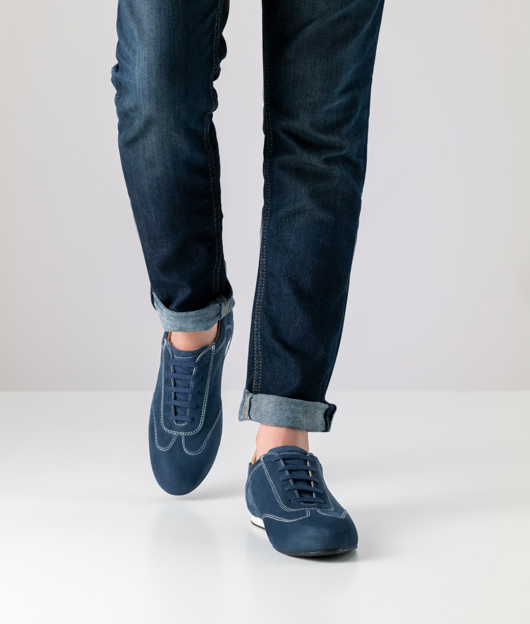 Sporty men's dance shoe in blue perforated suede with a full-length sole for a light dance feel.
