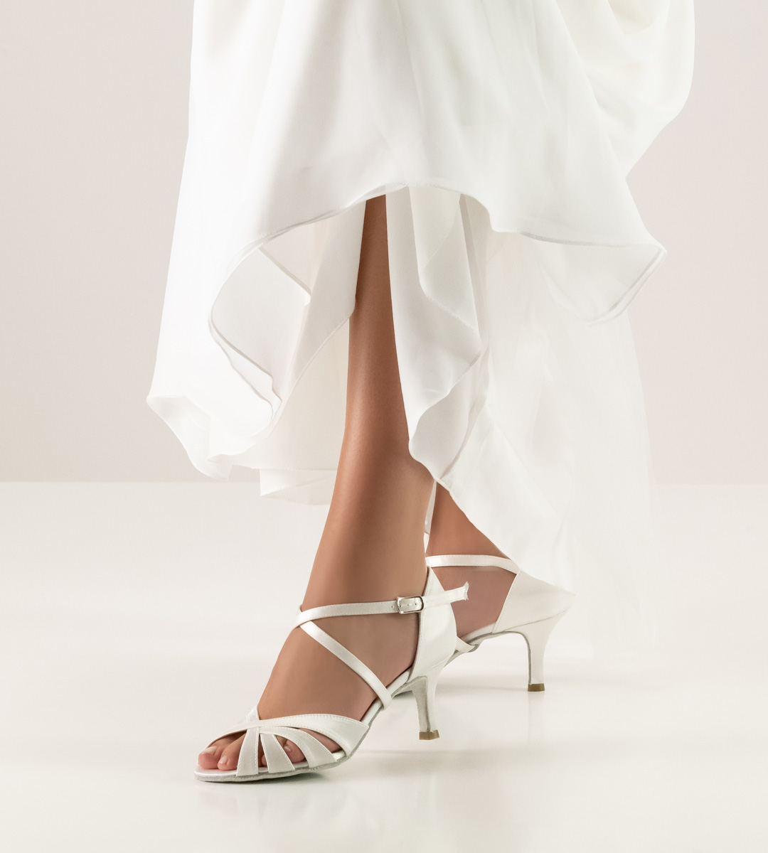 White wedding dress combined with 6 cm high Nueva Epoca bridal shoe