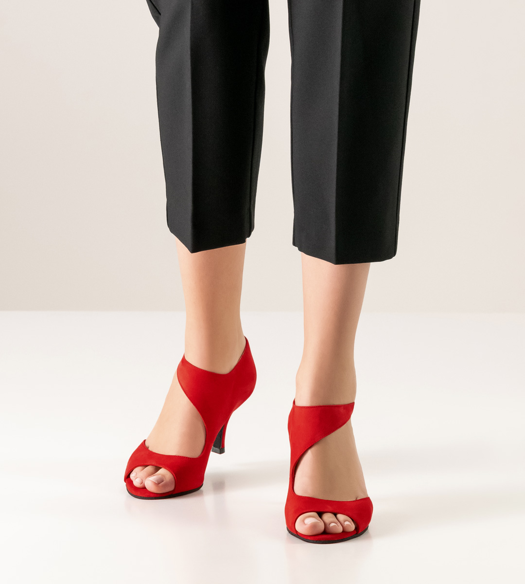 Black trousers in combination with red ladies' dance shoe from Nueva Epoca