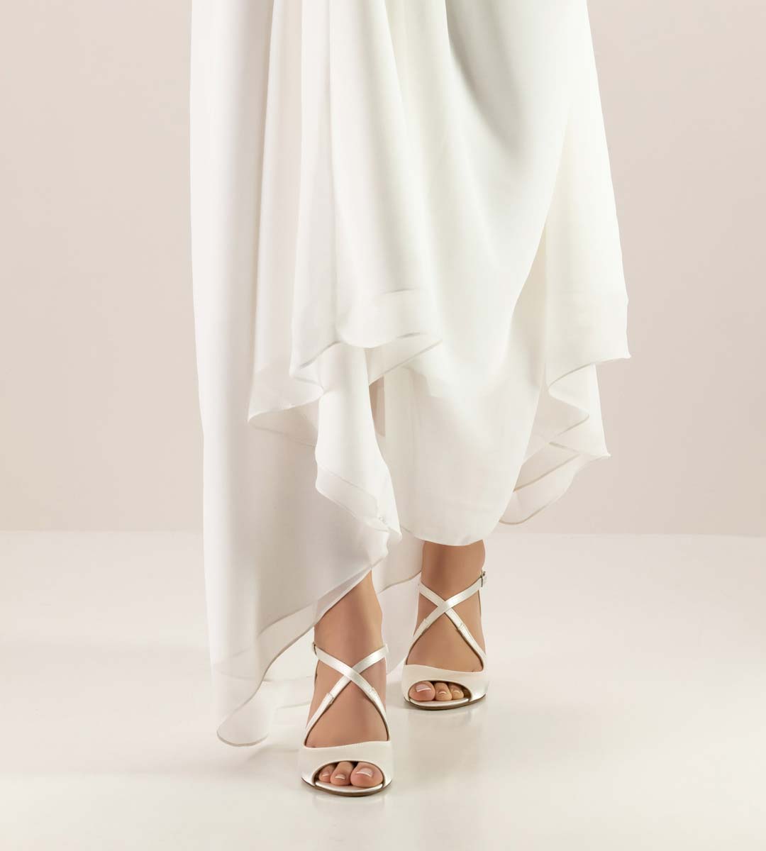 Mable Open bridal shoe with leather sole by Nueva Epoca in combination with wedding dress