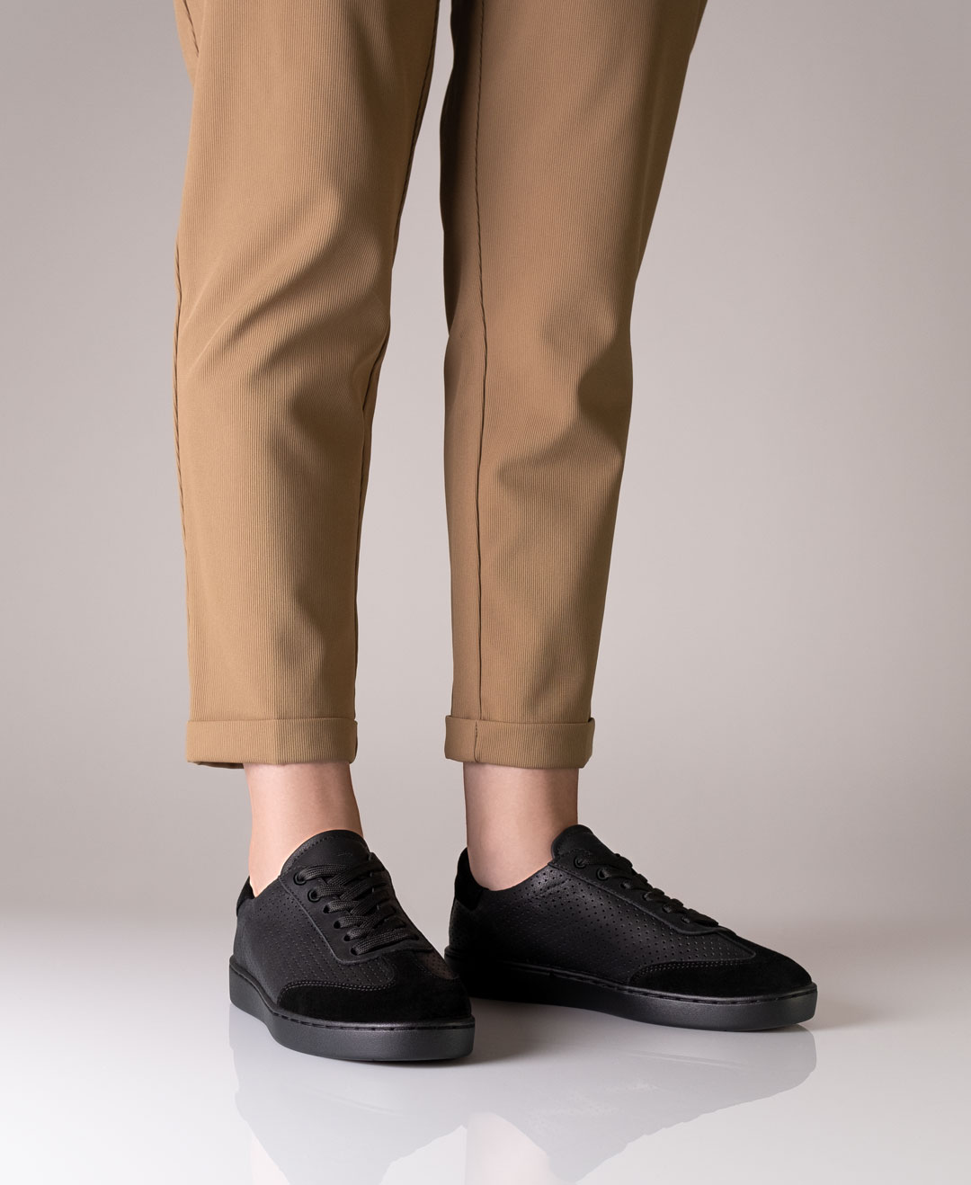 Black Suny sneaker 7030 with full-length PU sole