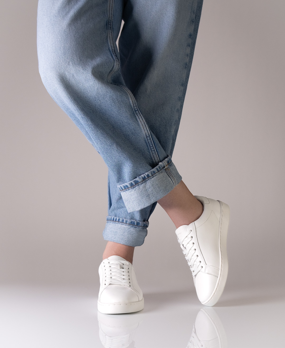 Dance sneaker 7025 by Suny Dancing on asphalt