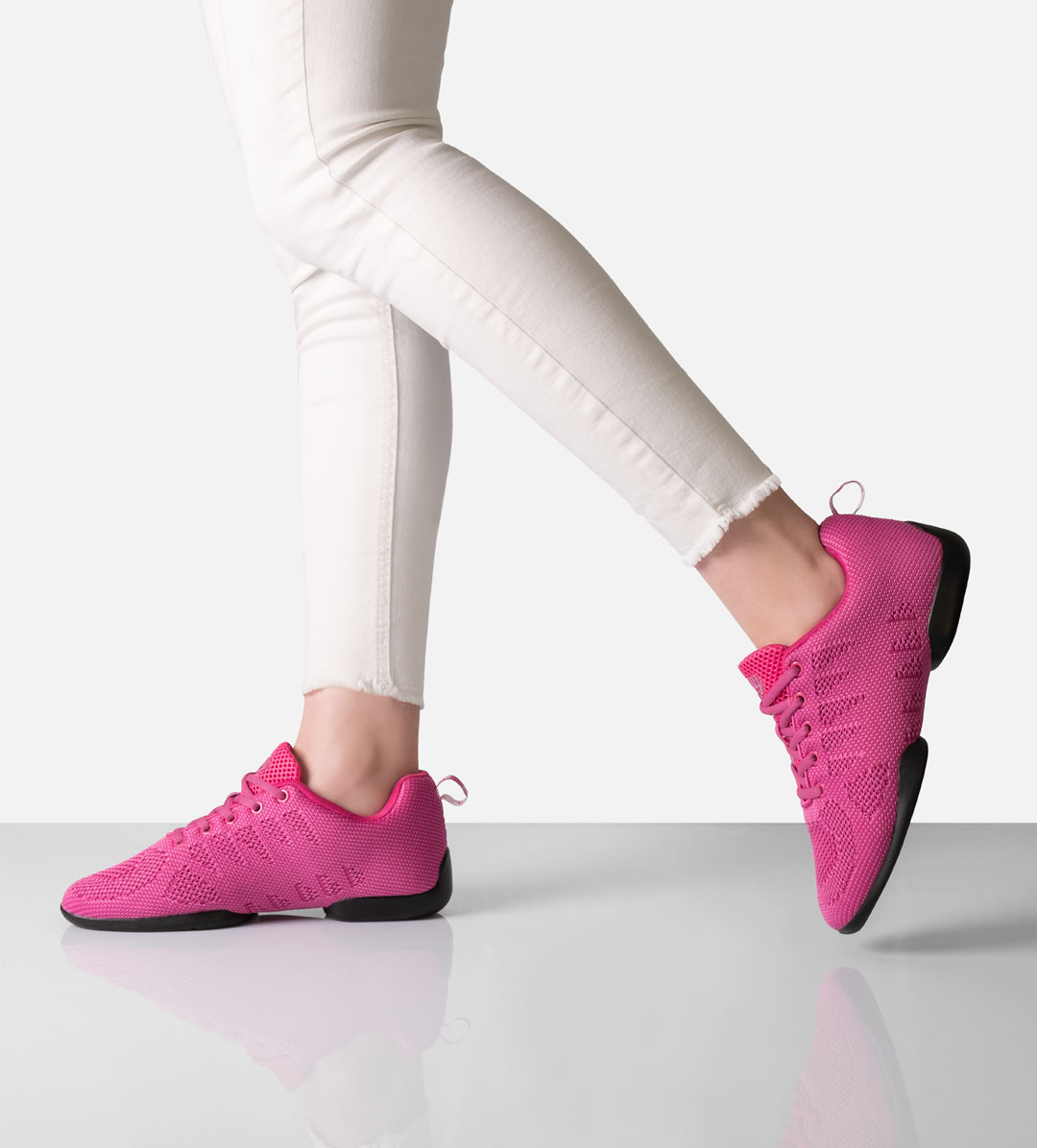Sneaker 165 Women's dance sneaker 165 in Fuchsia by Suny by Anna Kern, made of fine knitting material with split sole, ideal for dancing on all floors.