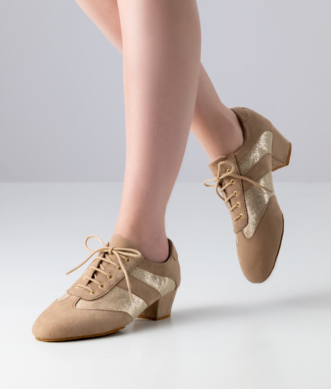 Golden training dance sneaker in suede with beige details and split sole and 3.5 cm heel by Anna Kern.
