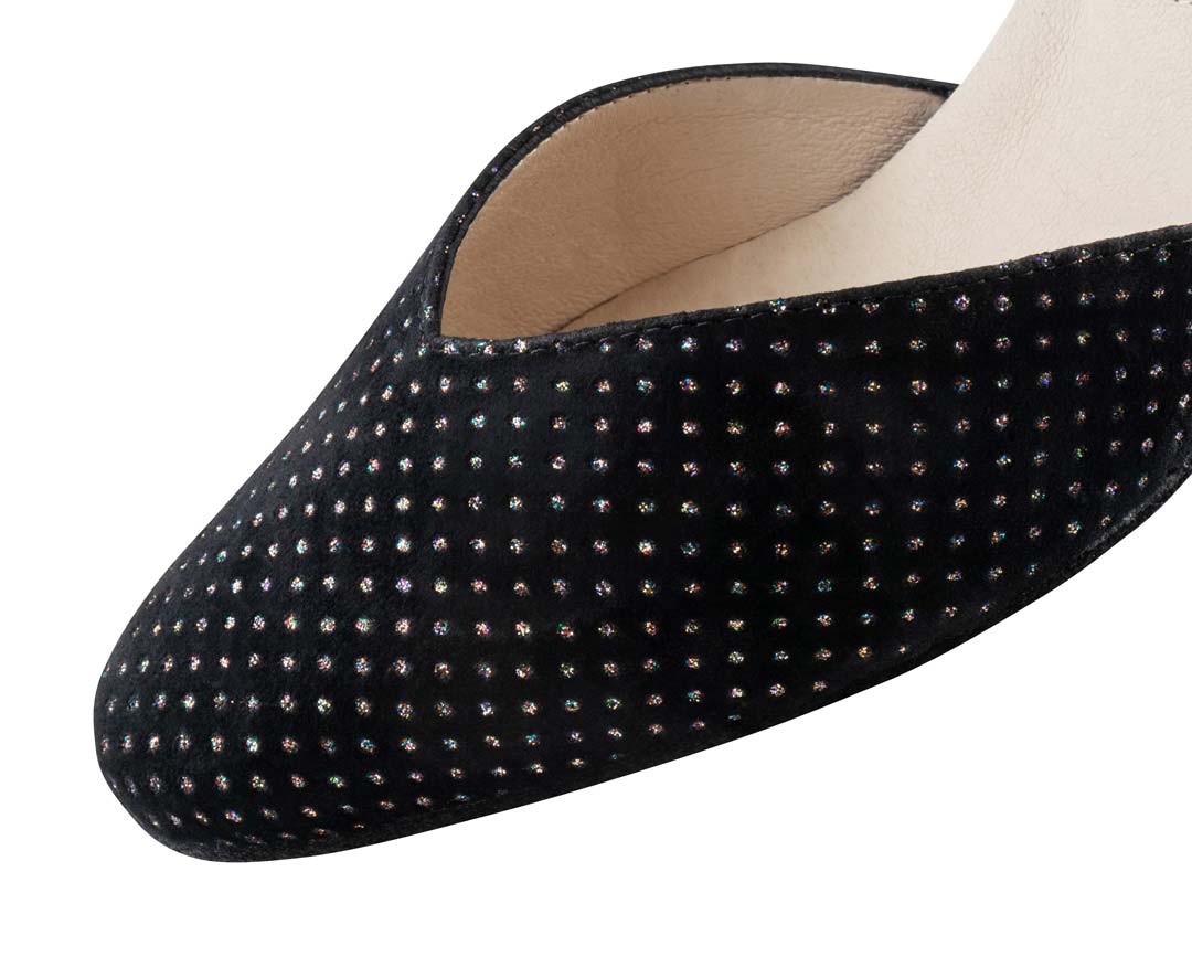 Betty Detailed view of the classic V-cut of the Werner Kern women's dance shoe