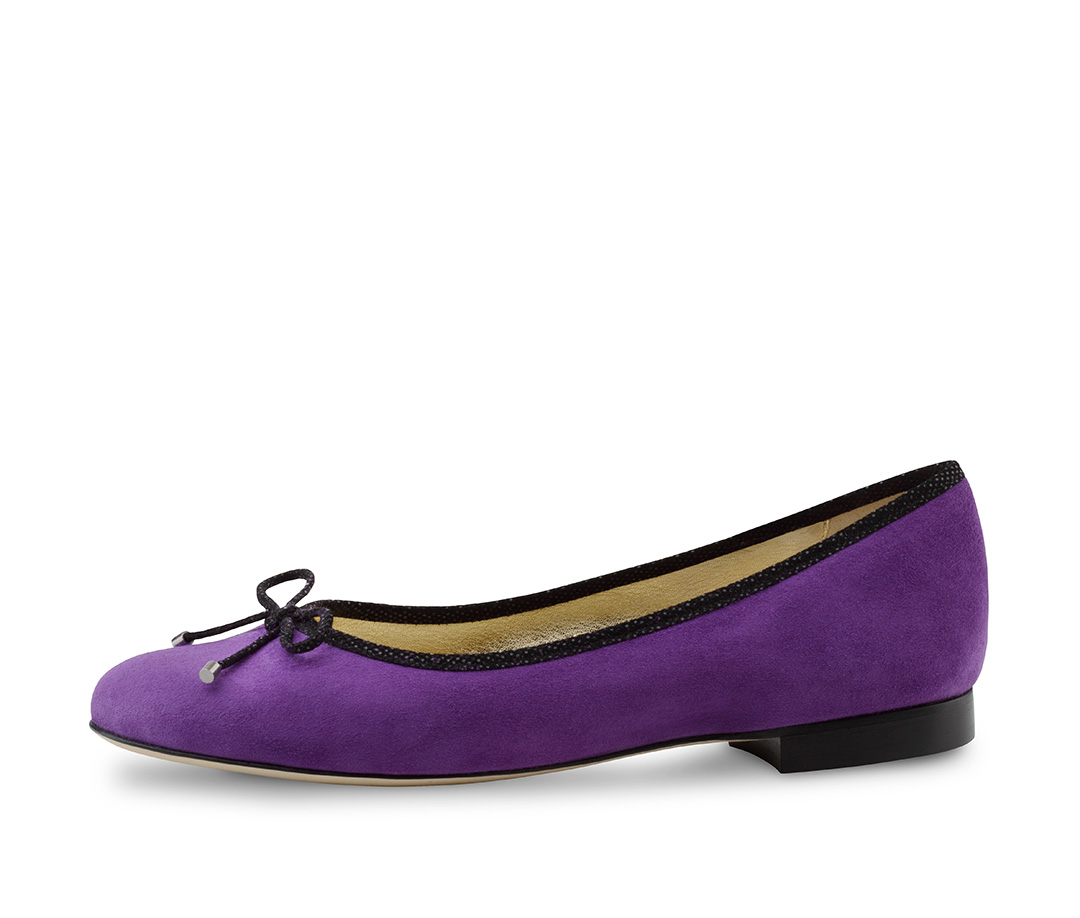 Ballerina Andy in the color purple made of high quality suede and black bow