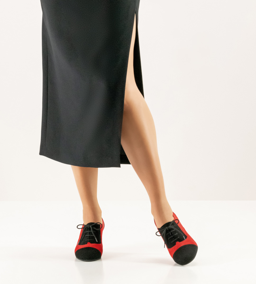 Dress with slit in combination with black-red Werner Kern Tango dance shoe