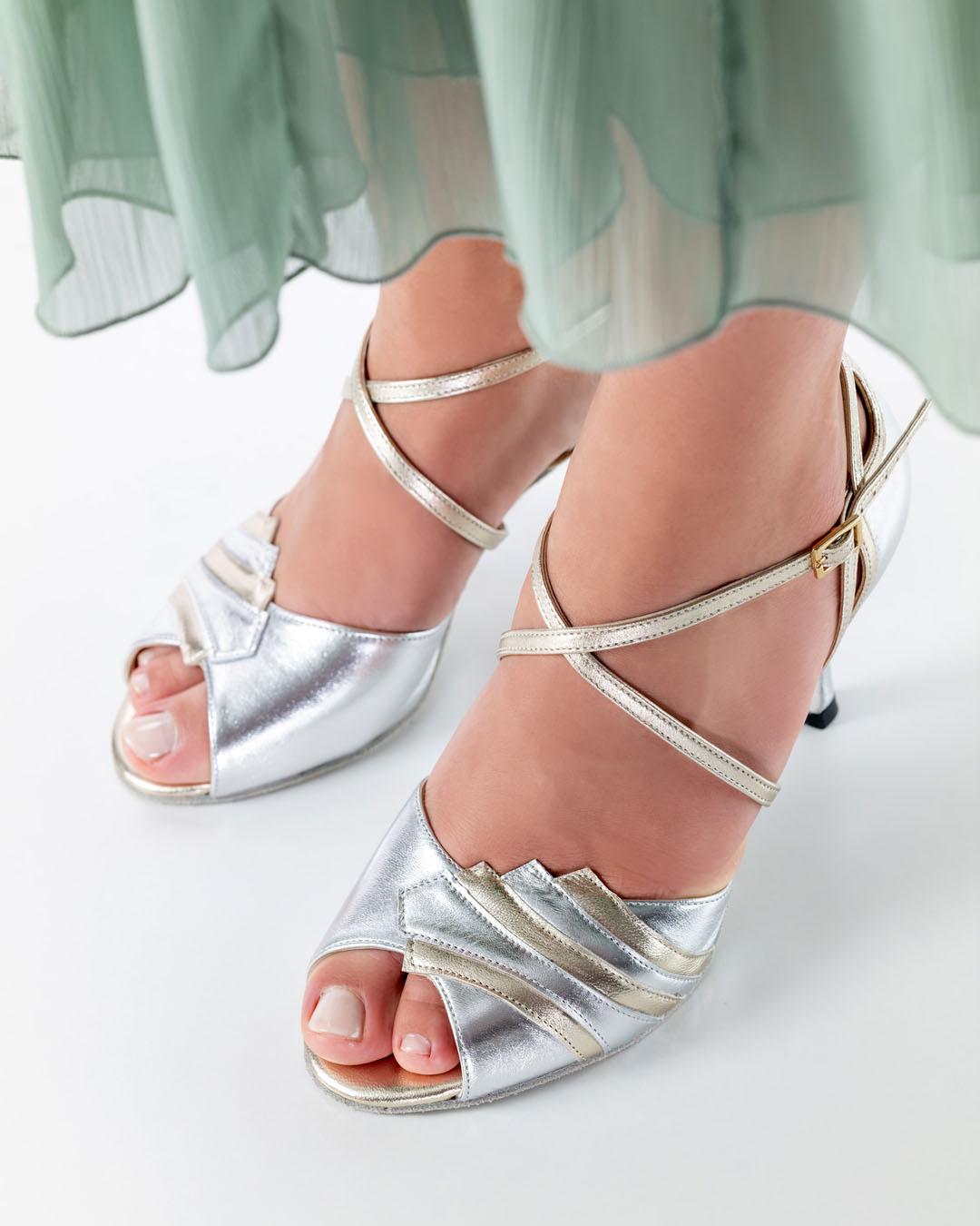 Close-up of the ‘Francesca’ dance shoe by Nuea Epoca, featuring a 7 cm heel, made from silver chevré leather and boasting an asymmetrical design