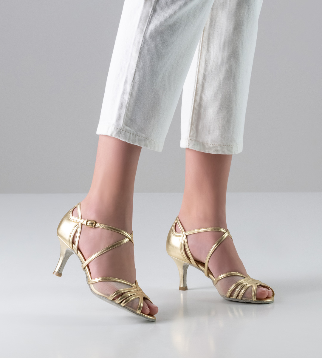 White trousers in combination with platinum-coloured Nueva Epoca ladies' dance shoes