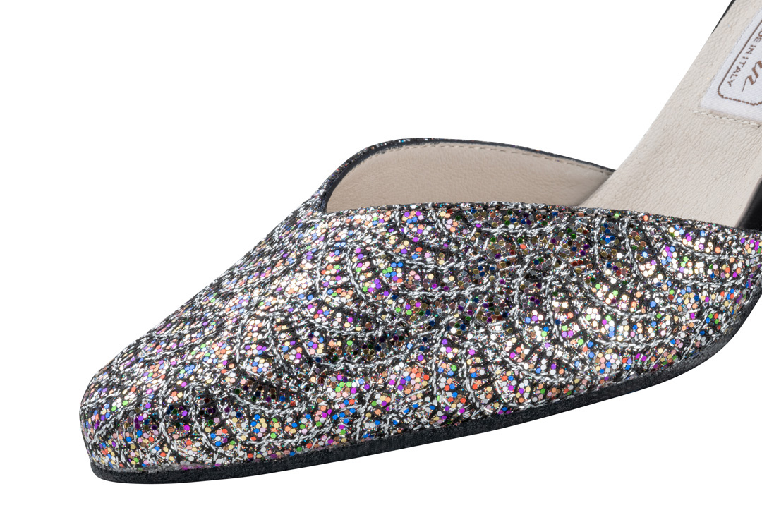 Betty Detailed view of the V-neck of the Werner Kern women's dance shoe