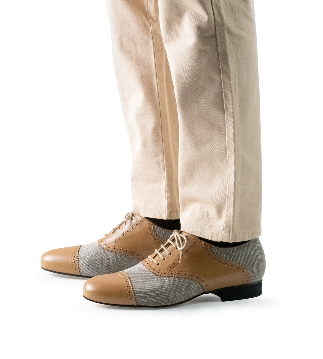 2 cm high Nueva Epoca men's dance shoe in combination with beige trousers