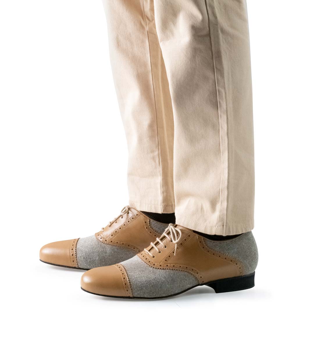 Tadil 2 cm high Nueva Epoca men's dance shoe in combination with beige trousers