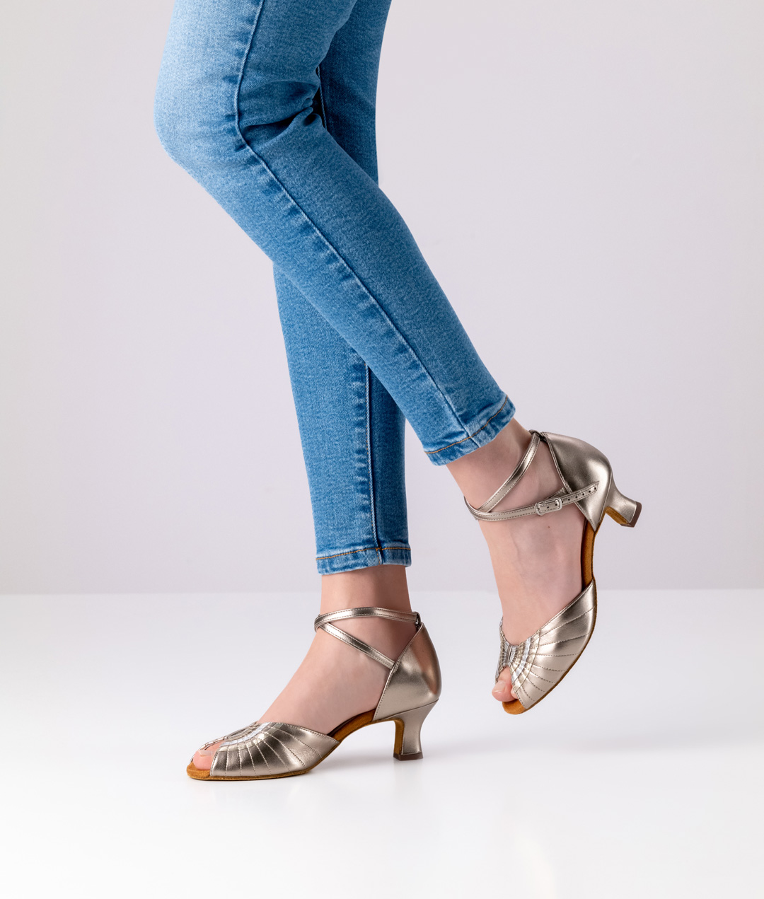 Corinne Dance shoe sandal by Anna Kern in antique-coloured nappa leather and 5 cm heel. Beautiful decorative stitching gives the Corinne shoe a special elegance.