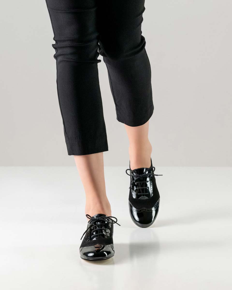 Taylor Black trousers in combination with 1.5 cm high ladies' dance shoe for swing