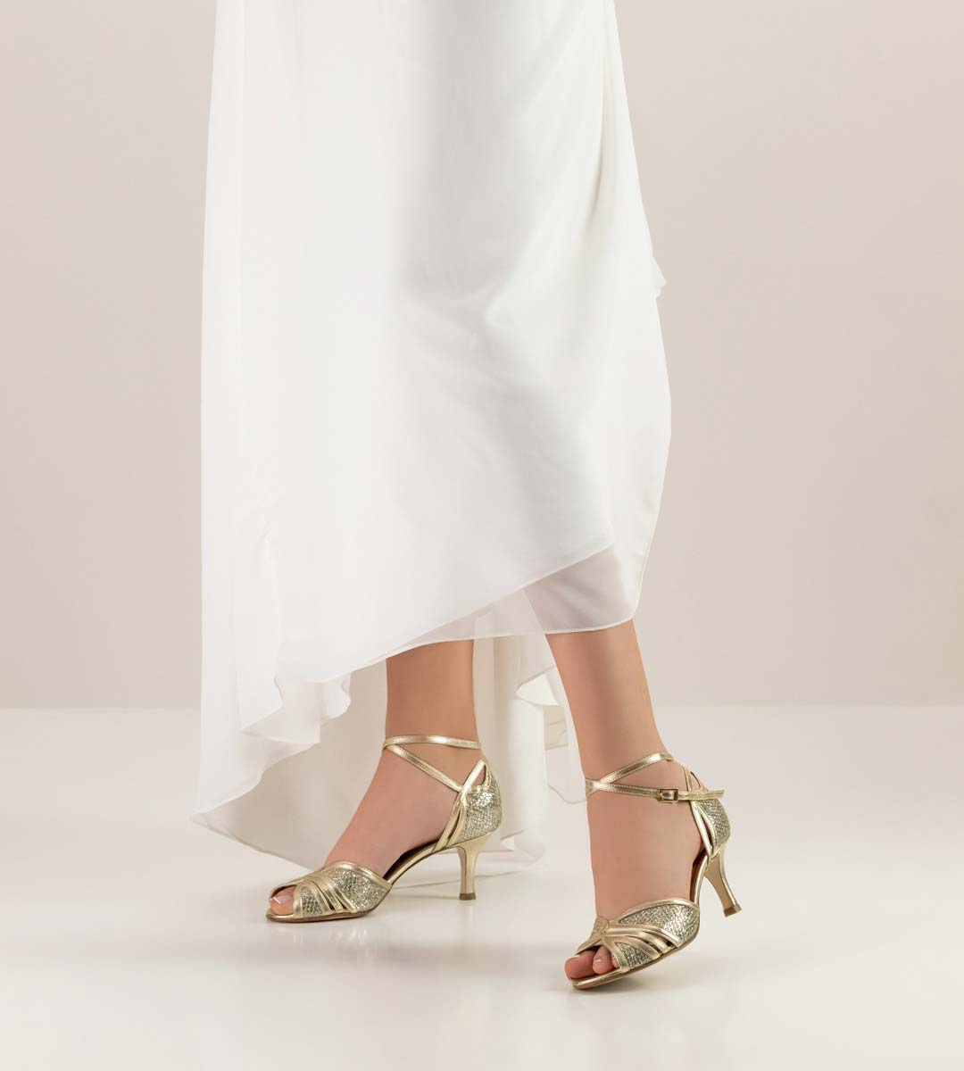 Scarlet Bridal shoe by Nueva Epoca with 6 cm heel in combination with white wedding dress